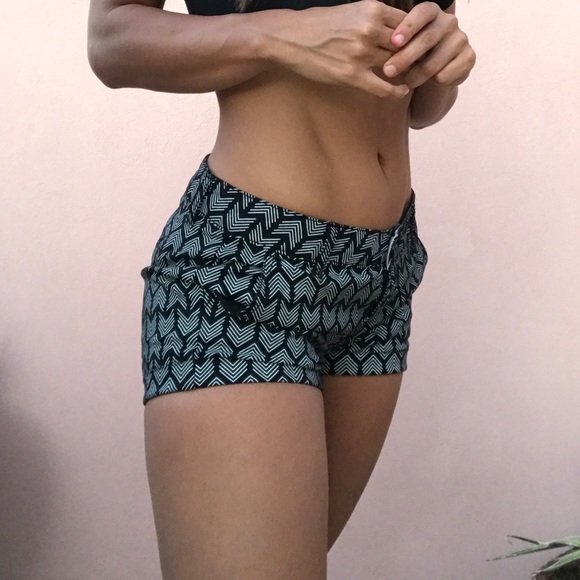 Black&white print fitted shorts - Picture 5 of 6