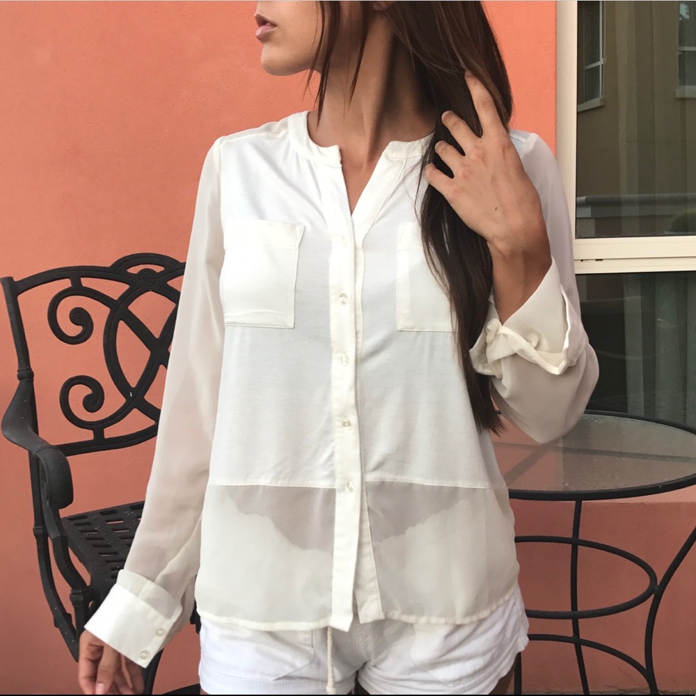 Soft cream women's button down blouse 🛍🌴🎀