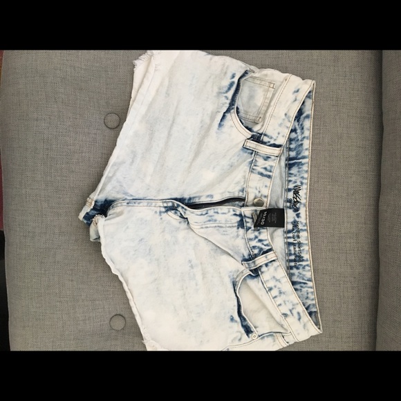 High Cut Stone-washed shorts - Picture 1 of 3