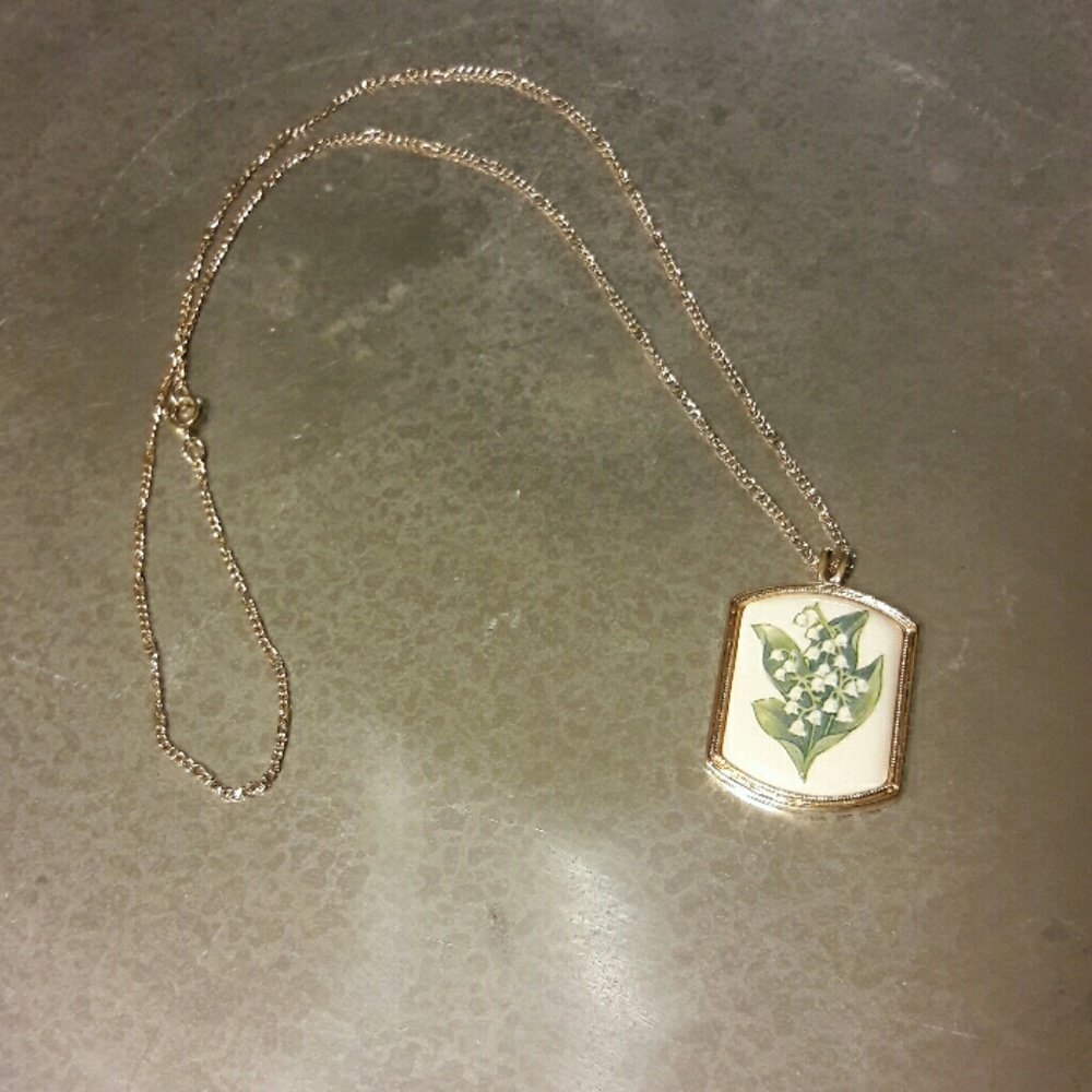 VINTAGE NEVER WORN AVON NECKLACE