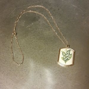VINTAGE NEVER WORN AVON NECKLACE