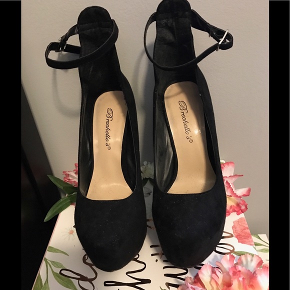 Cut black high heels with ankle strap - Picture 2 of 3