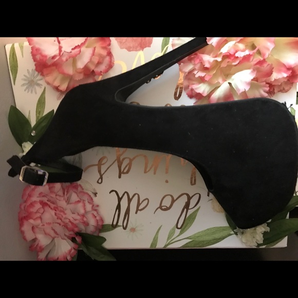 Cut black high heels with ankle strap - Picture 3 of 3