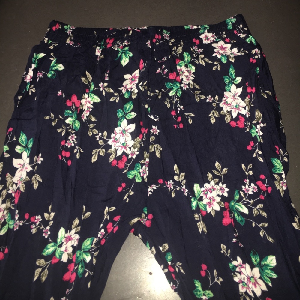 ❌❌❌SOLD❌❌❌Navy Floral pants - Picture 5 of 6