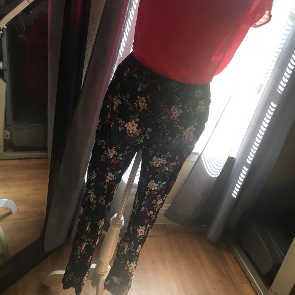 ❌❌❌SOLD❌❌❌Navy Floral pants - Picture 4 of 6