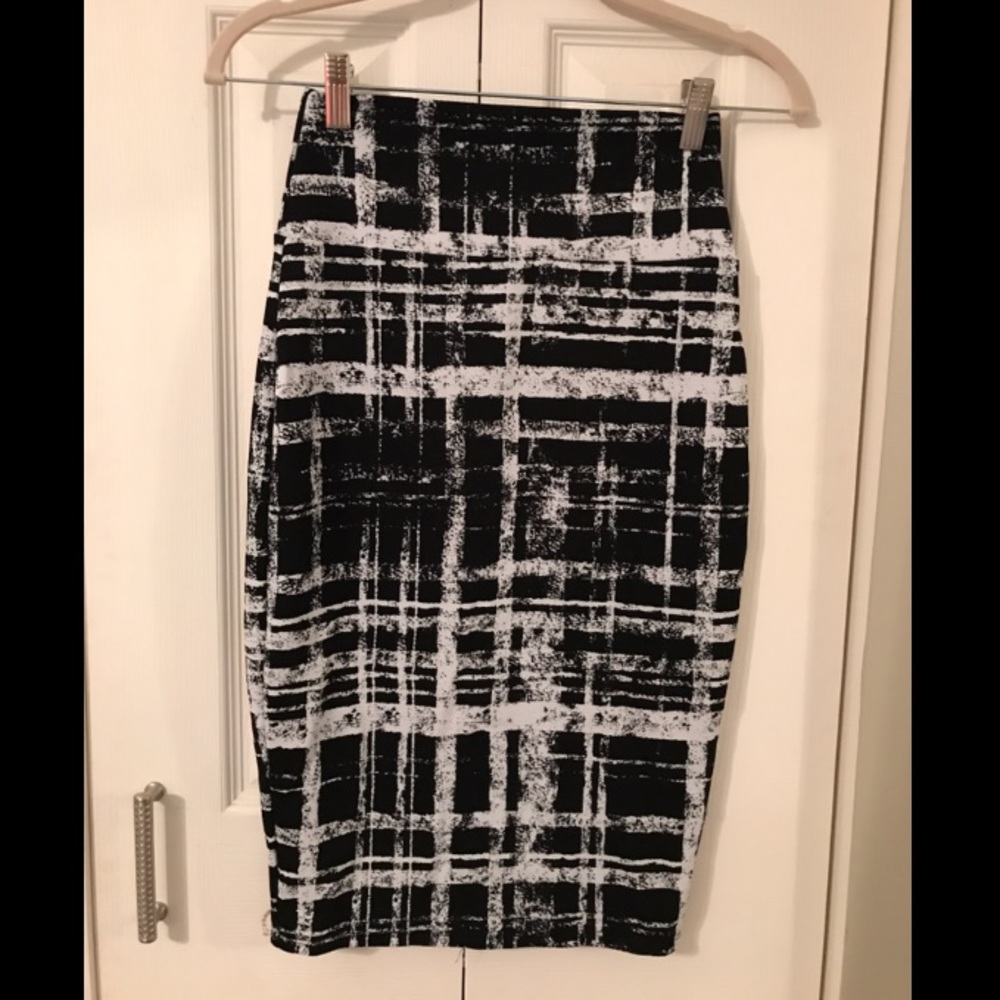 Black and white pencil skirt