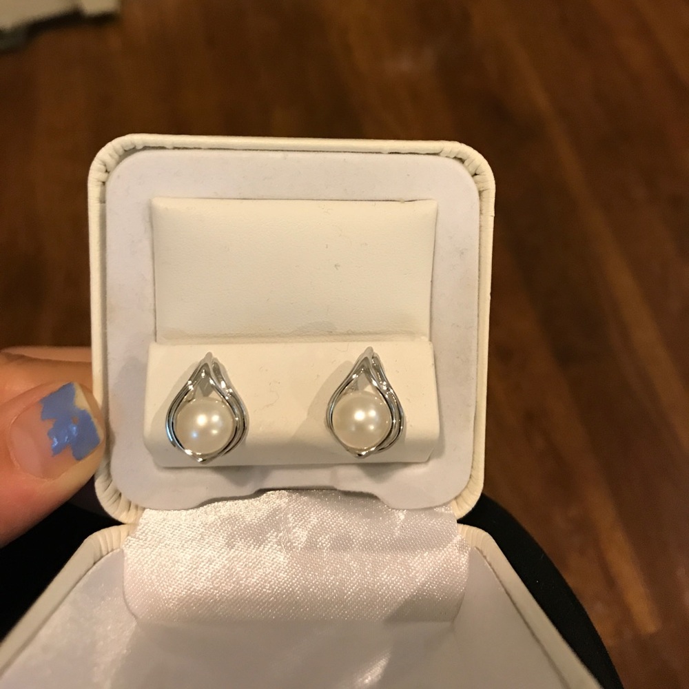 Pearl earrings with teardrop silver holder