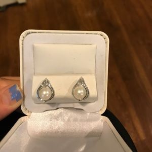 Pearl earrings with teardrop silver holder