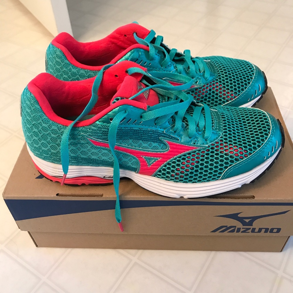 Women's size 7 mizuno wave sayonara 3