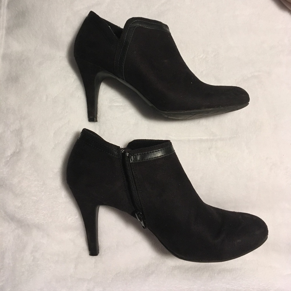 Comfortable suede black ankle booties