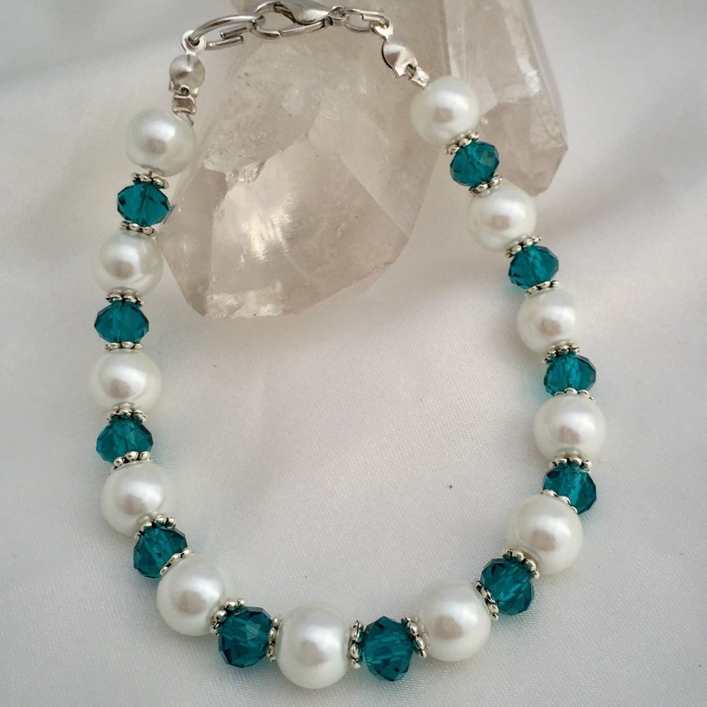Handmade faux pearl and blue crystal bracelet - Picture 4 of 4