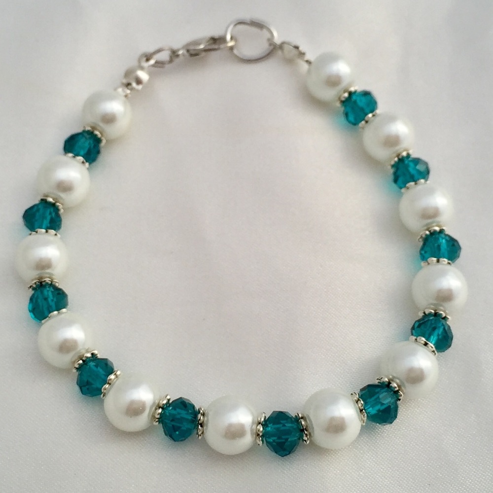 Handmade faux pearl and blue crystal bracelet - Picture 3 of 4