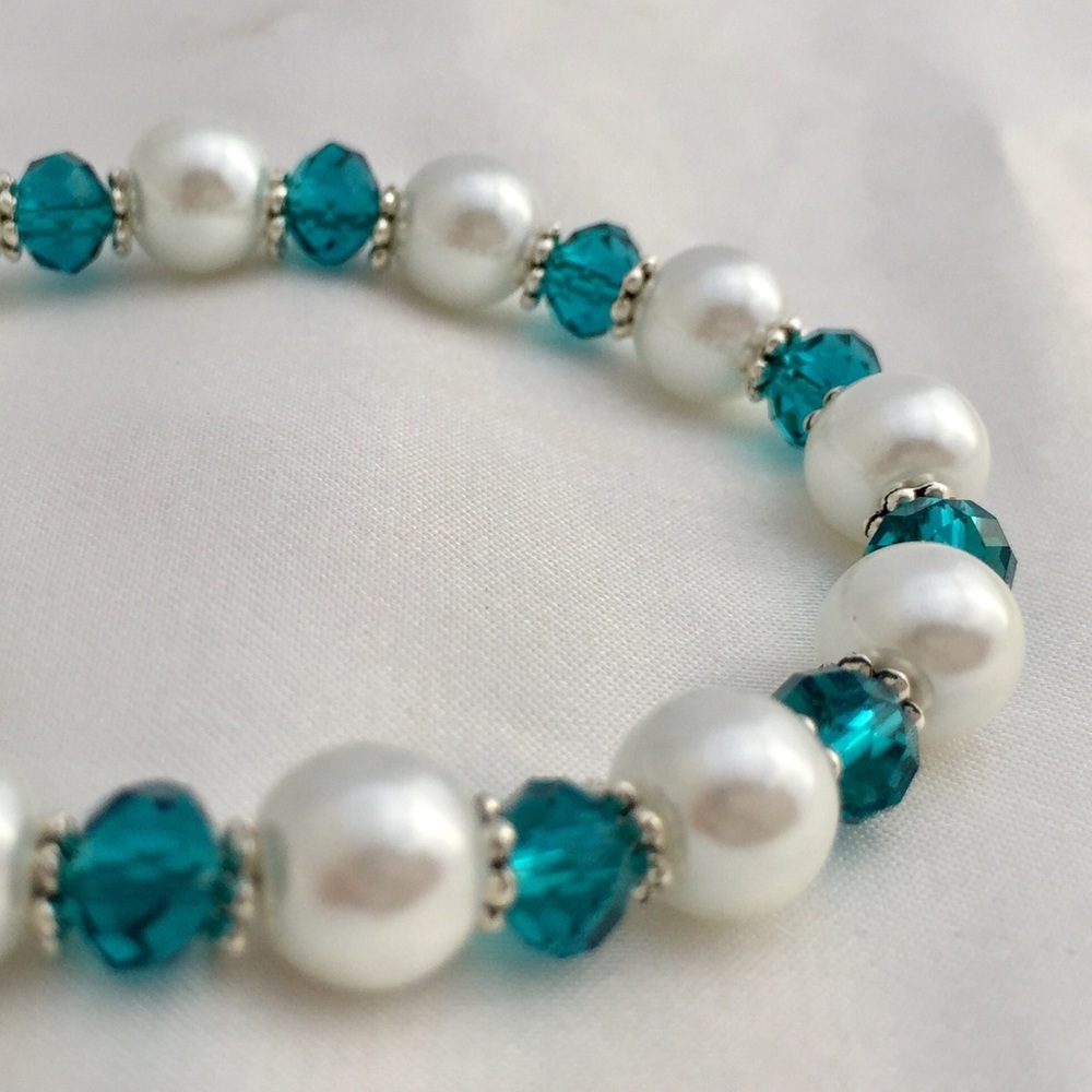 Handmade faux pearl and blue crystal bracelet - Picture 2 of 4