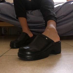 Tommy Hilfiger leather clogs!!