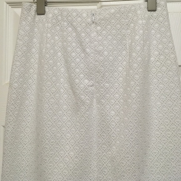 Eyelet pencil skirt, White,size-0, lace, never worn - Picture 4 of 7
