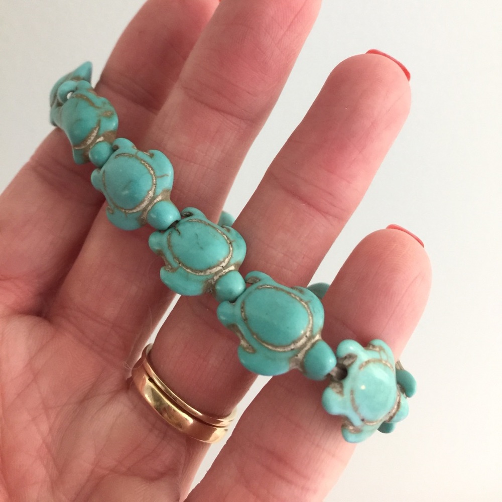 Turquoise TURTLE stretch bracelet - carved stone