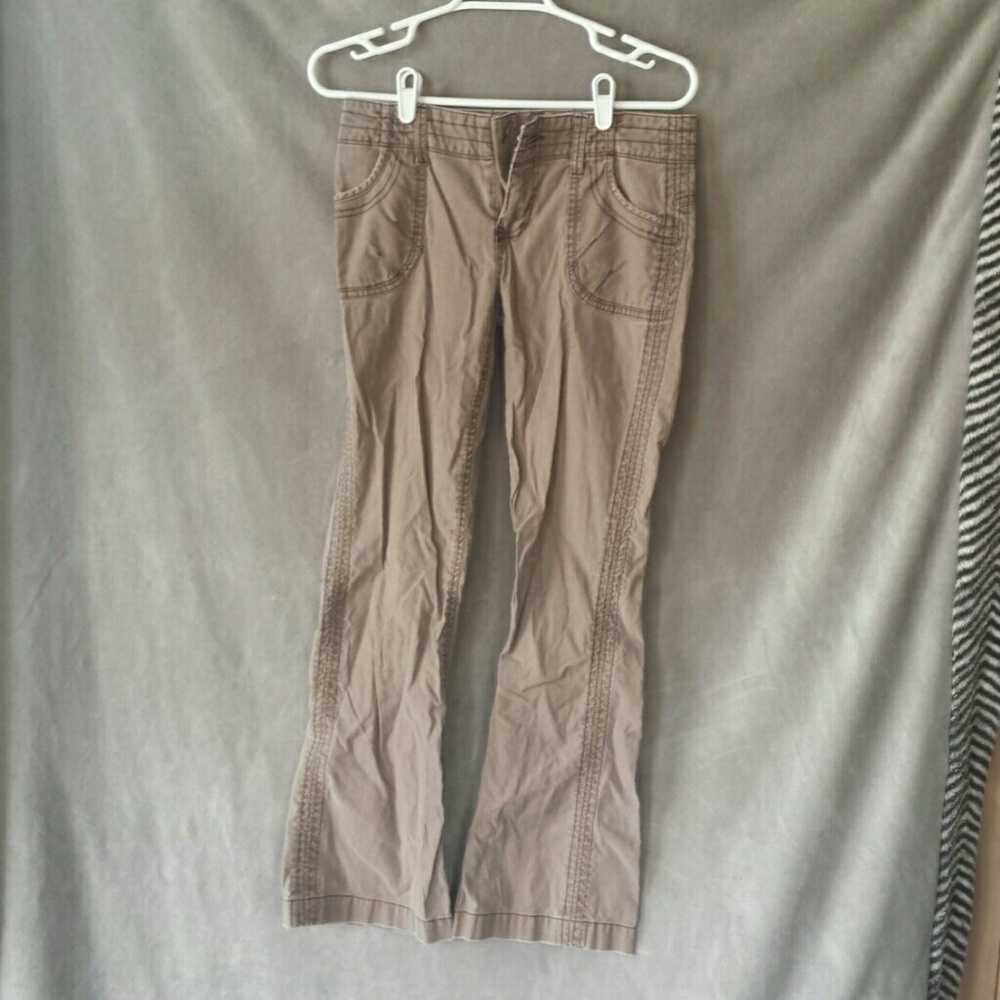 Maurices Khakis size 1/2 short