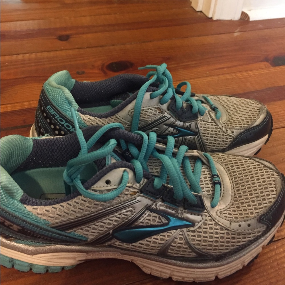 Brooks tennis shoes