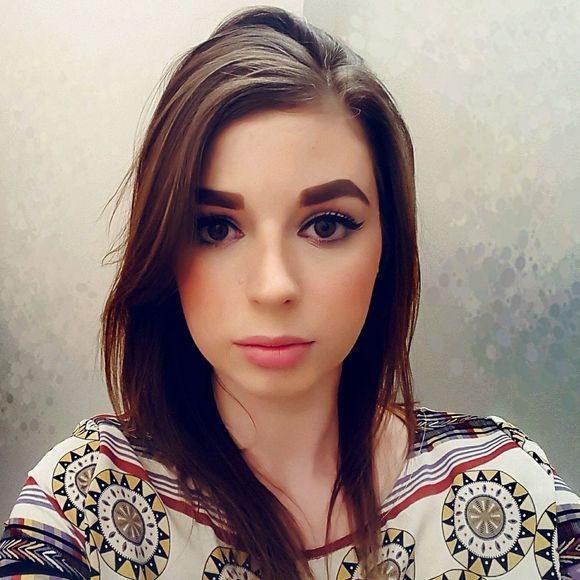 Meet your Posher, Courtney - Picture 1 of 1