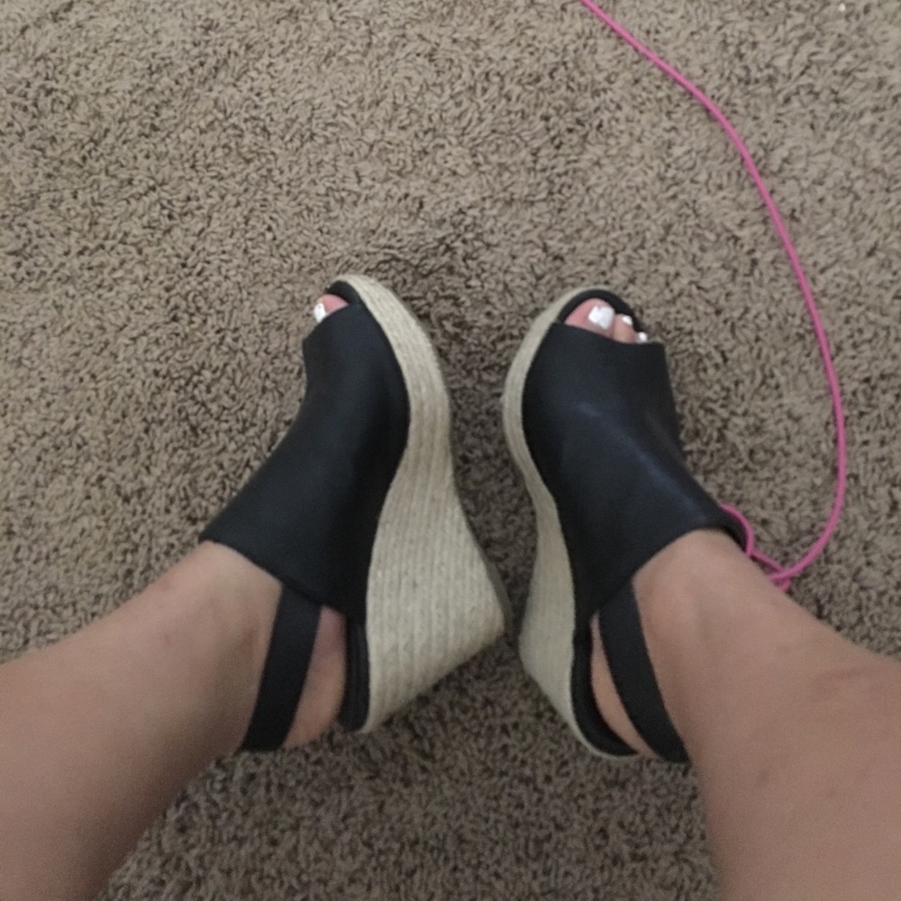 black heels - Picture 2 of 2