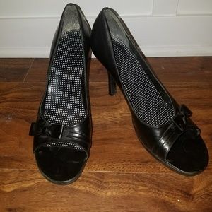 BCBG heals size 8