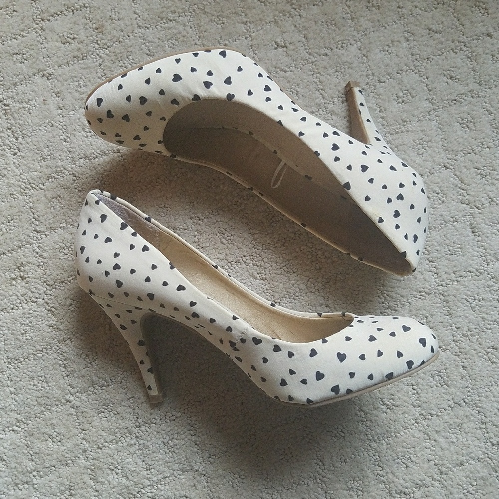 Forever 21 heart print round toe pumps