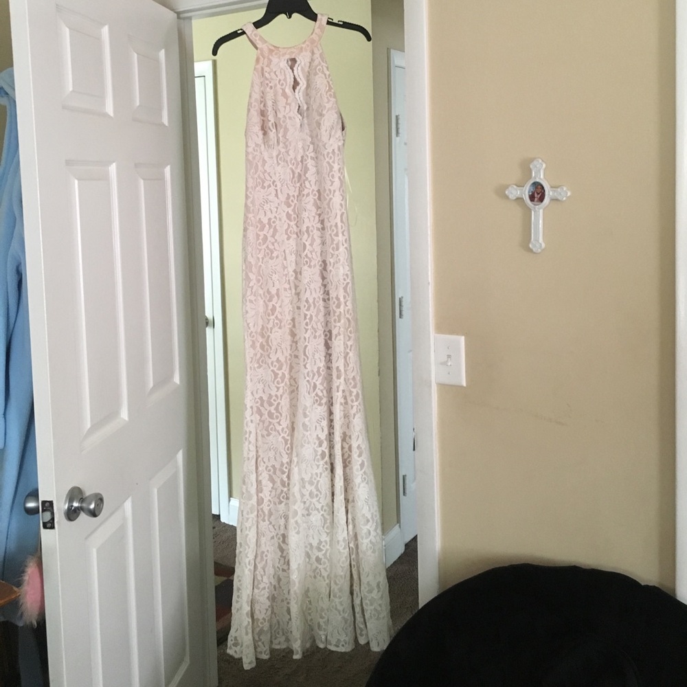 A BEAUTIFUL ELEGANT DRESS.