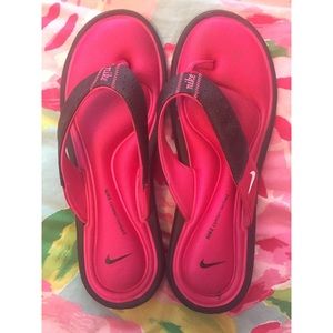Women's Nike flip flops