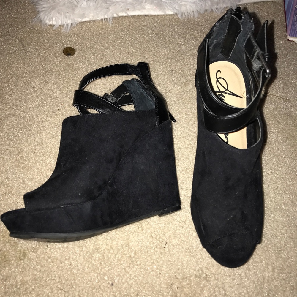 black wedges