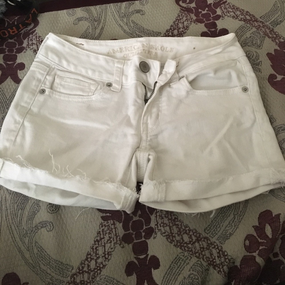 AE white shorts 00
