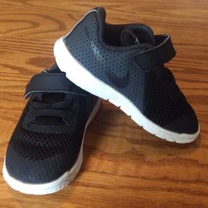 Nike black tennis shoes