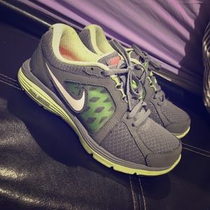 Nike dual fusion sneakers