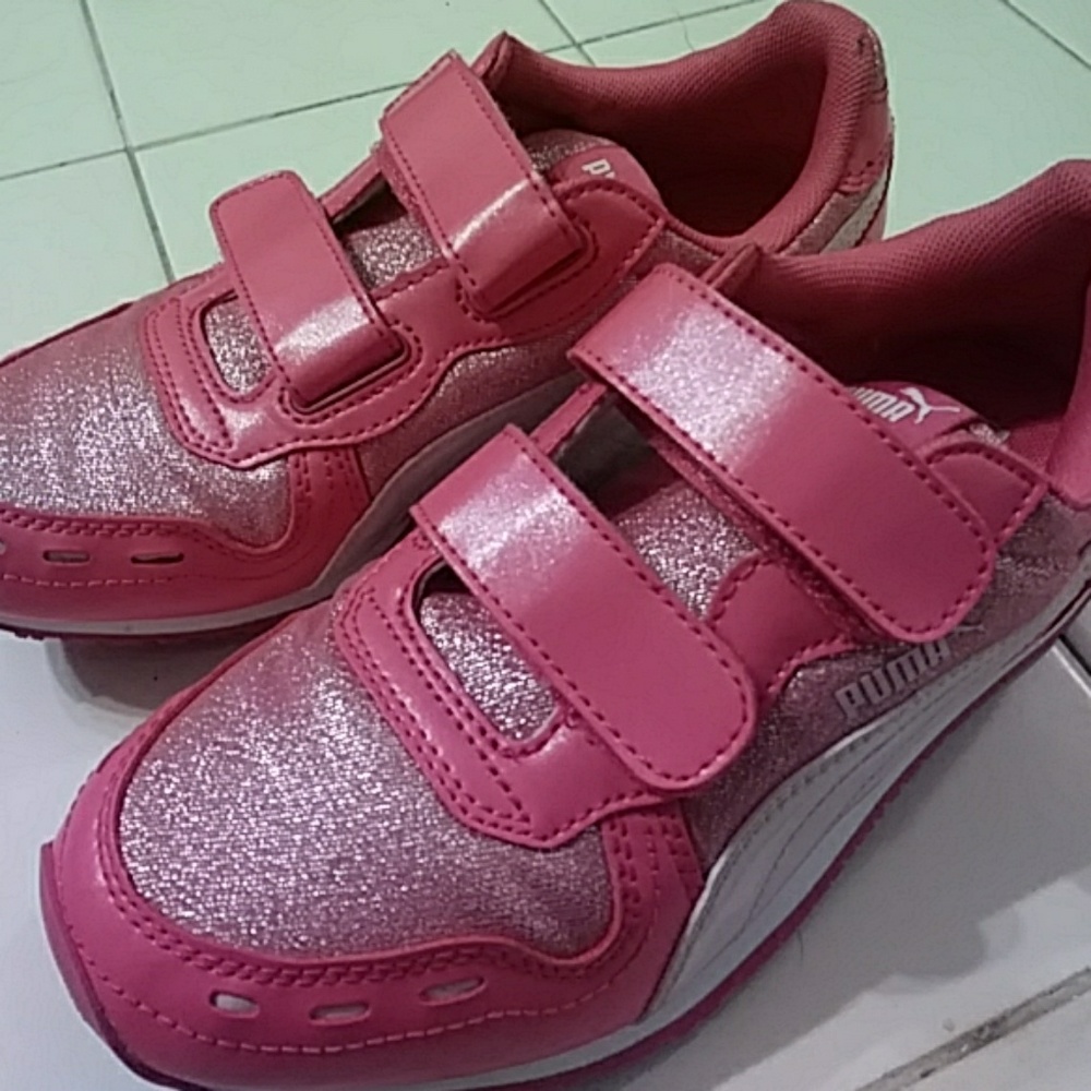 Cut pink sparkled kids  Pumas. Brand new!