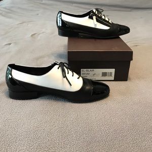 Ellie Tahari women's oxfords black and white