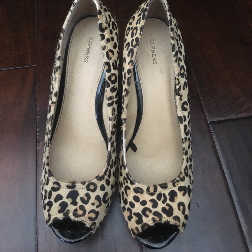 Express animal print platform