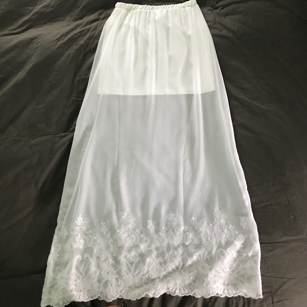 Lovely white maxi skirt!!