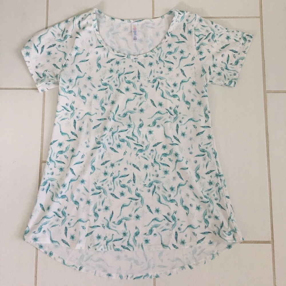 LuLaRoe classic tee size small
