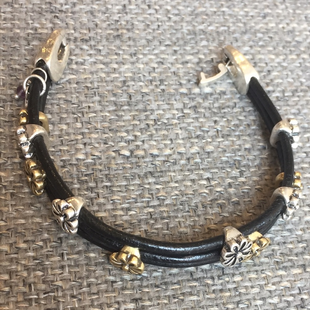 Leather and flower motif bracelet.