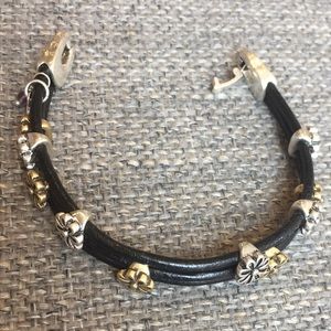 Leather and flower motif bracelet.