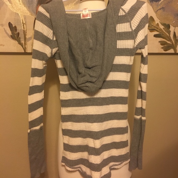 Grey and off white hooded sweater - Picture 2 of 3