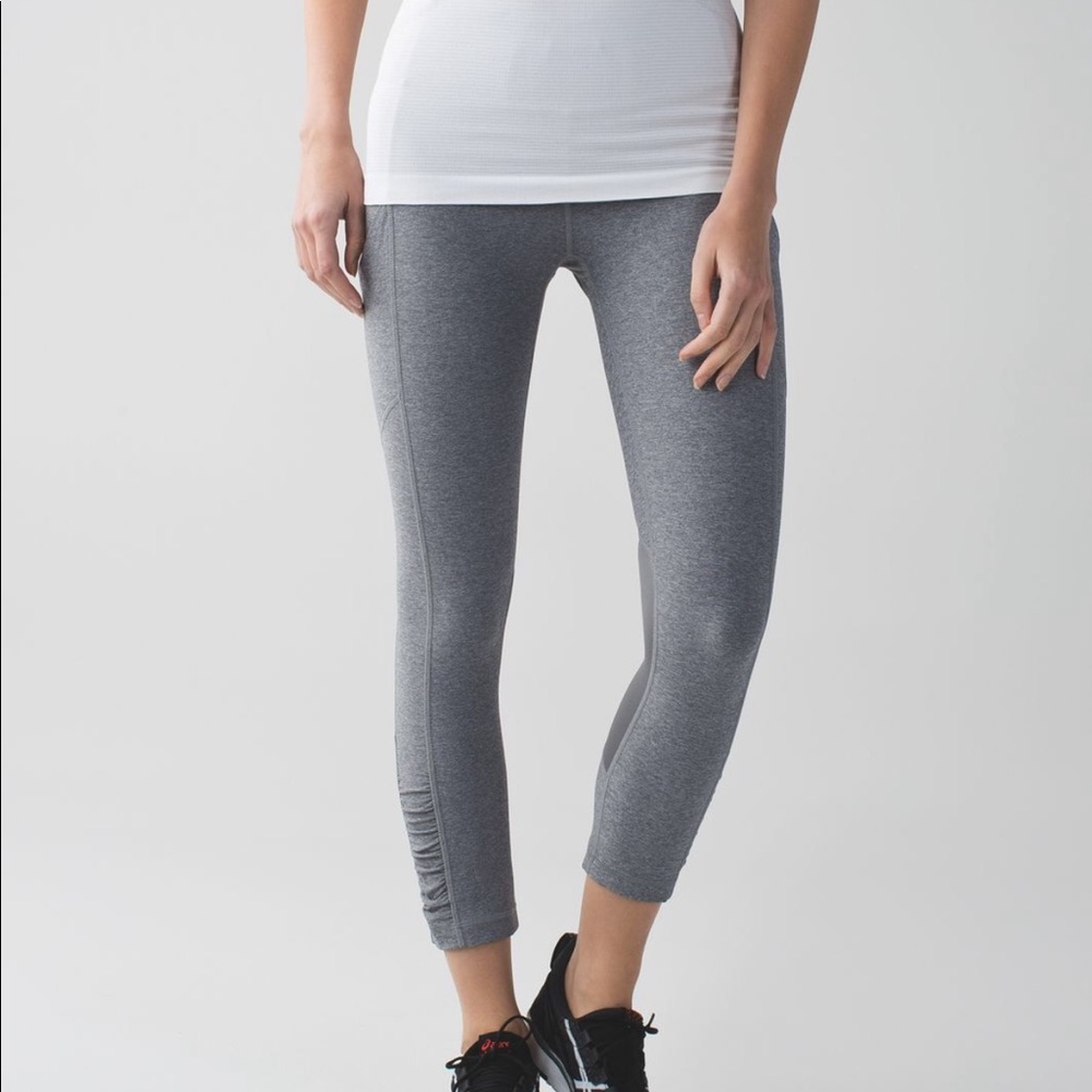 I S O Lululemon speed cropPlease help me find sz6