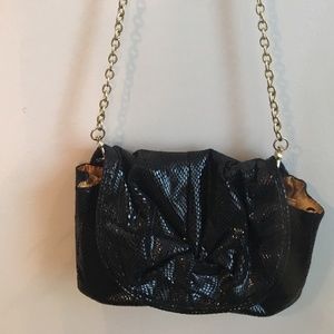 BLACK CROSSBODY PURSE WITH GOLD CHAIN
