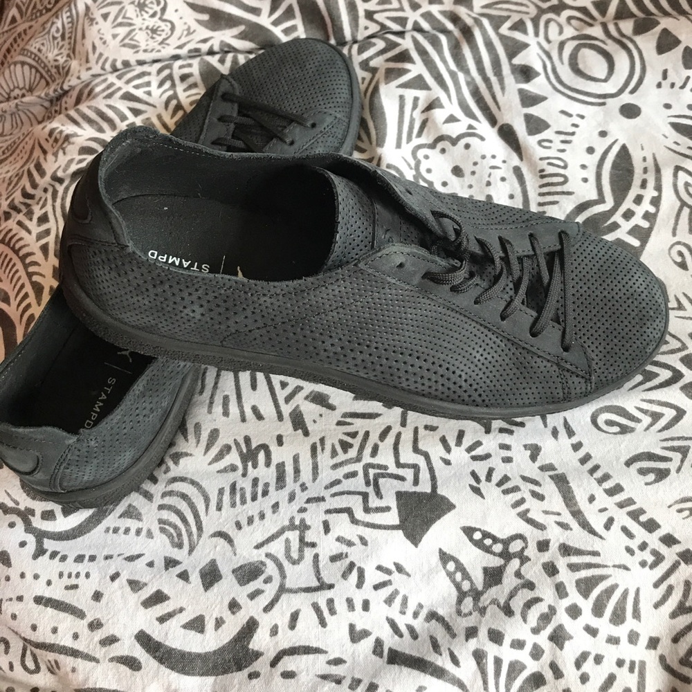 Black NWOT unisex stampd perforated Pumas