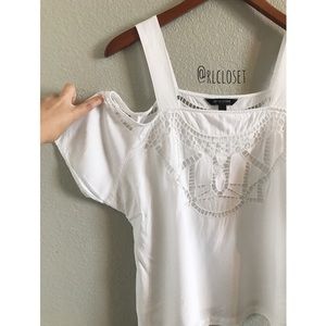 ▫️Banana Republic Embroidered Cold Shoulder Top▫️