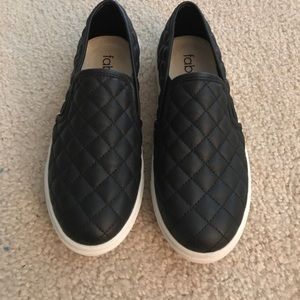 Women Steve Madden black quilted slip on shows 7.5