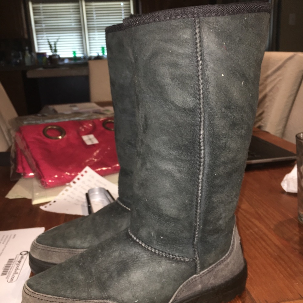 Black and brown UGGs size 7