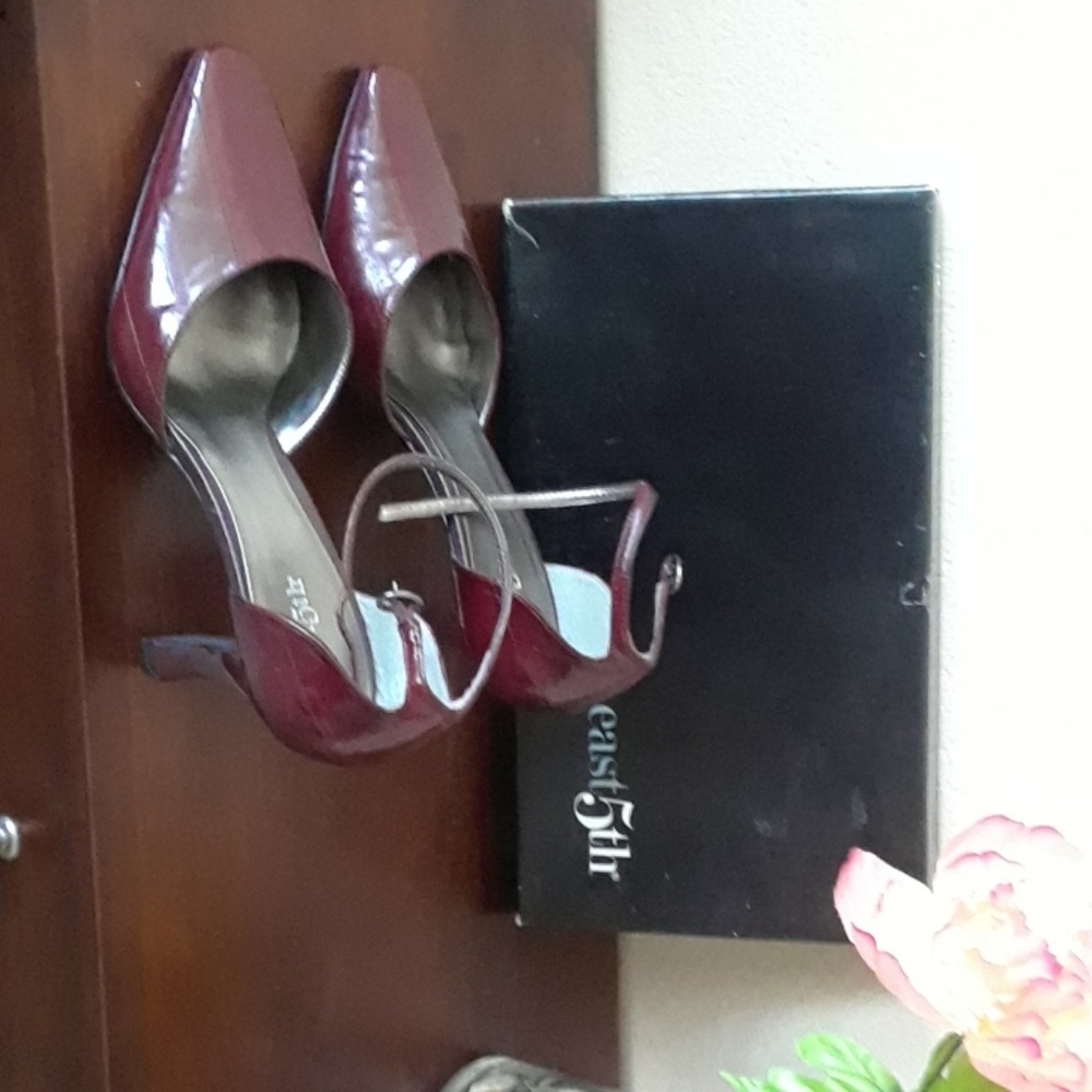 Patent heels with strap