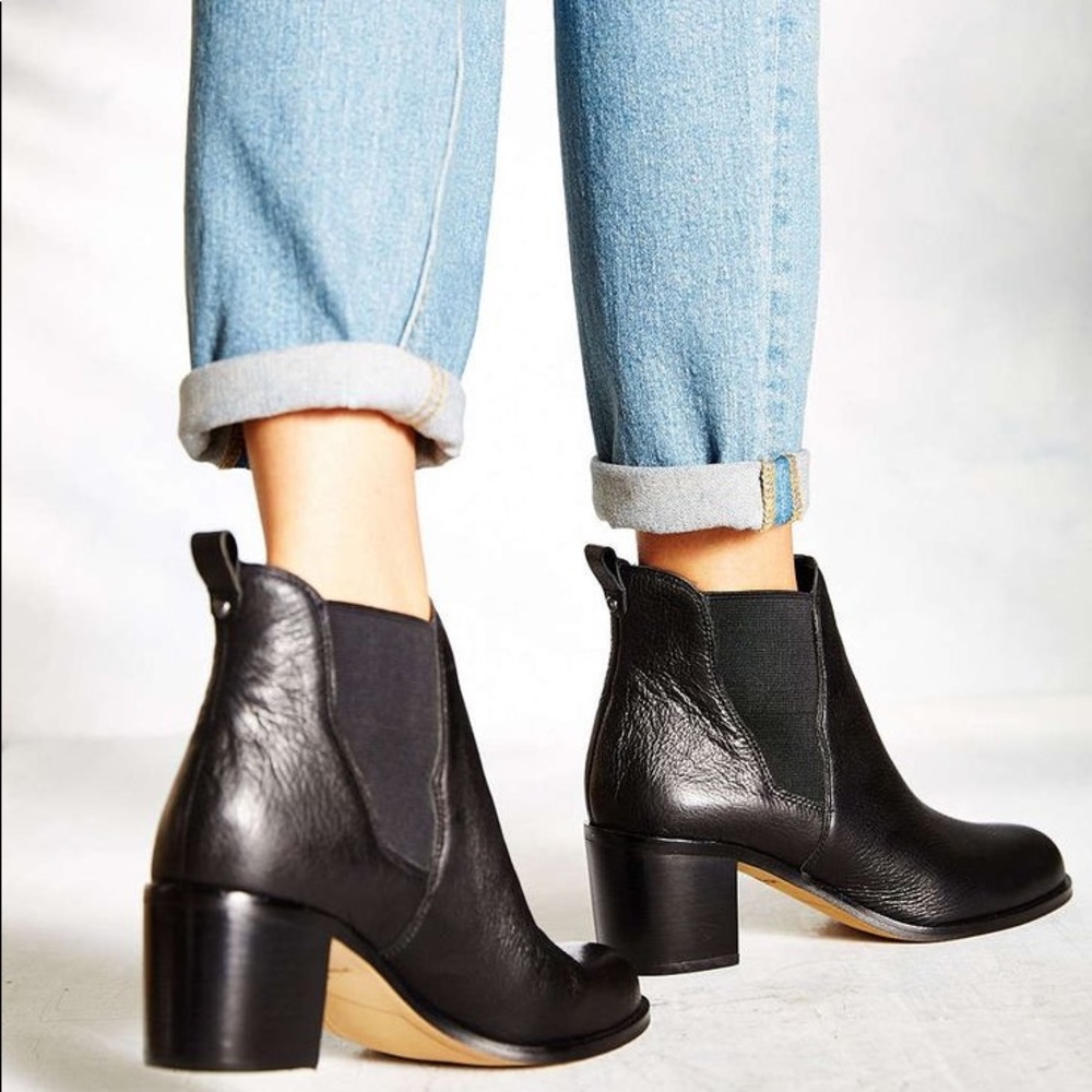 Sam Edelman Chelsea Black Leather Booties