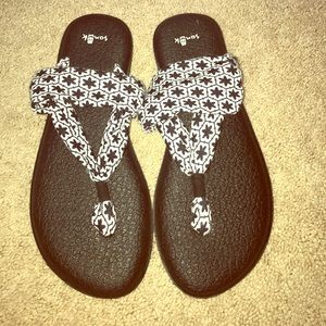 Sanuk sandals never worn