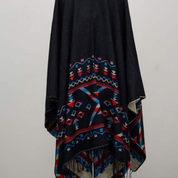 ♥️SALE♥️ Soft Reversible Poncho - Picture 4 of 5